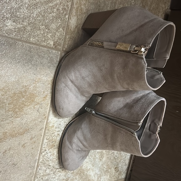 Size 8 taupe heel boot - Picture 3 of 6